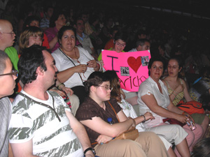 Jóvenes de AVIVA muestran un cartel de apoyo y ánimo hacia Vicky.